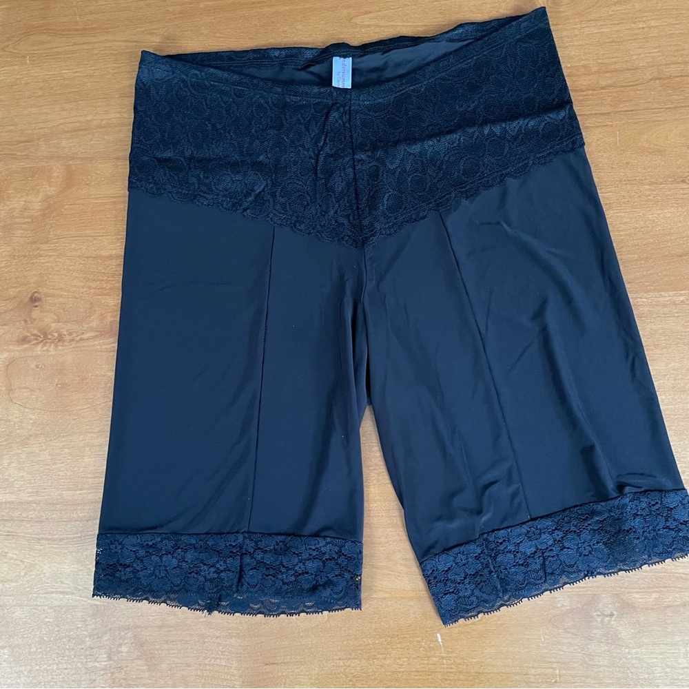Undersummers Lace Trim Shorts in Black Women's L